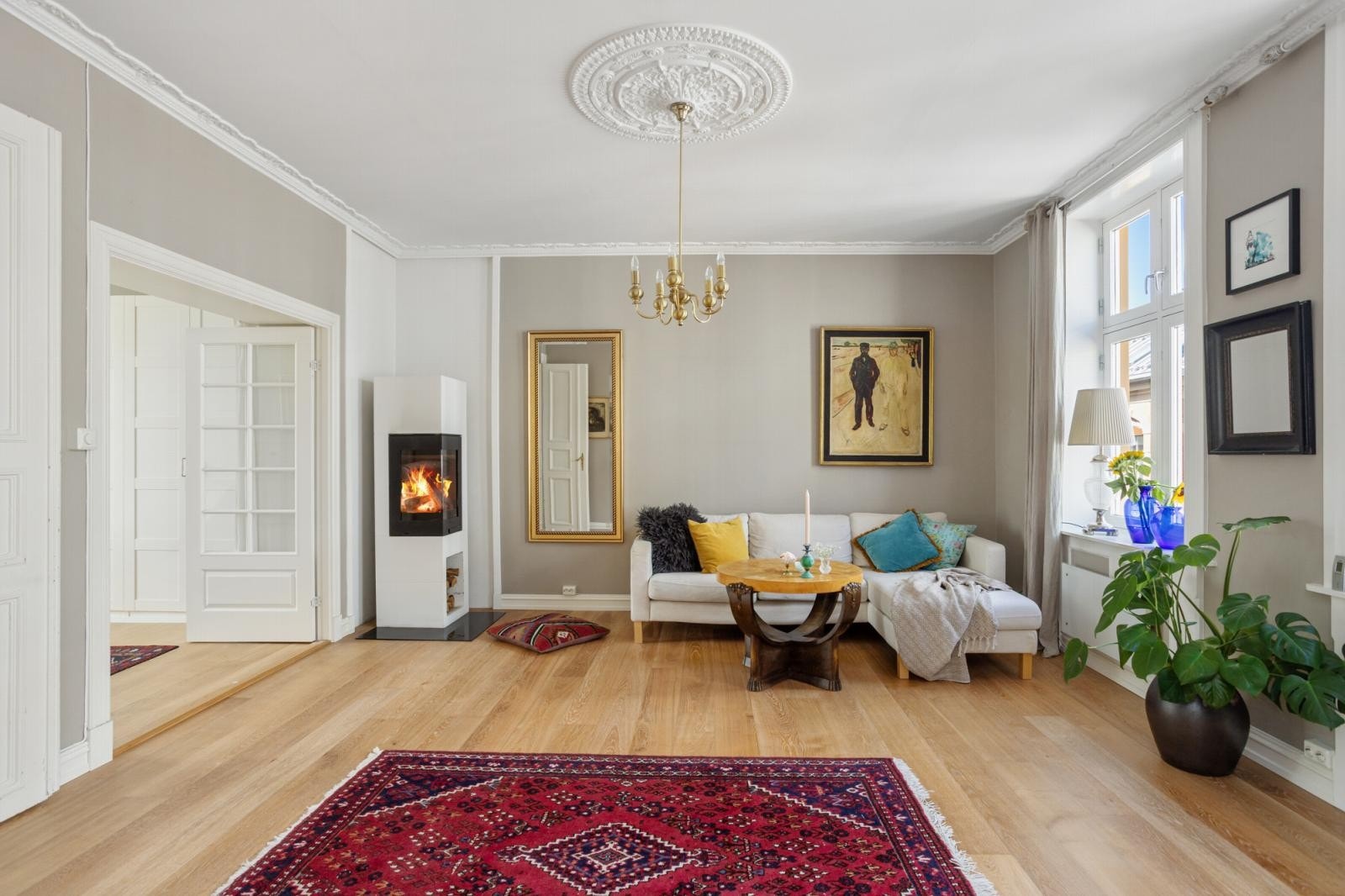 Boligen har en god og gjennomgående planløsning med moderne peis og store rom med flere møbleringsmuligheter. Galleribilde