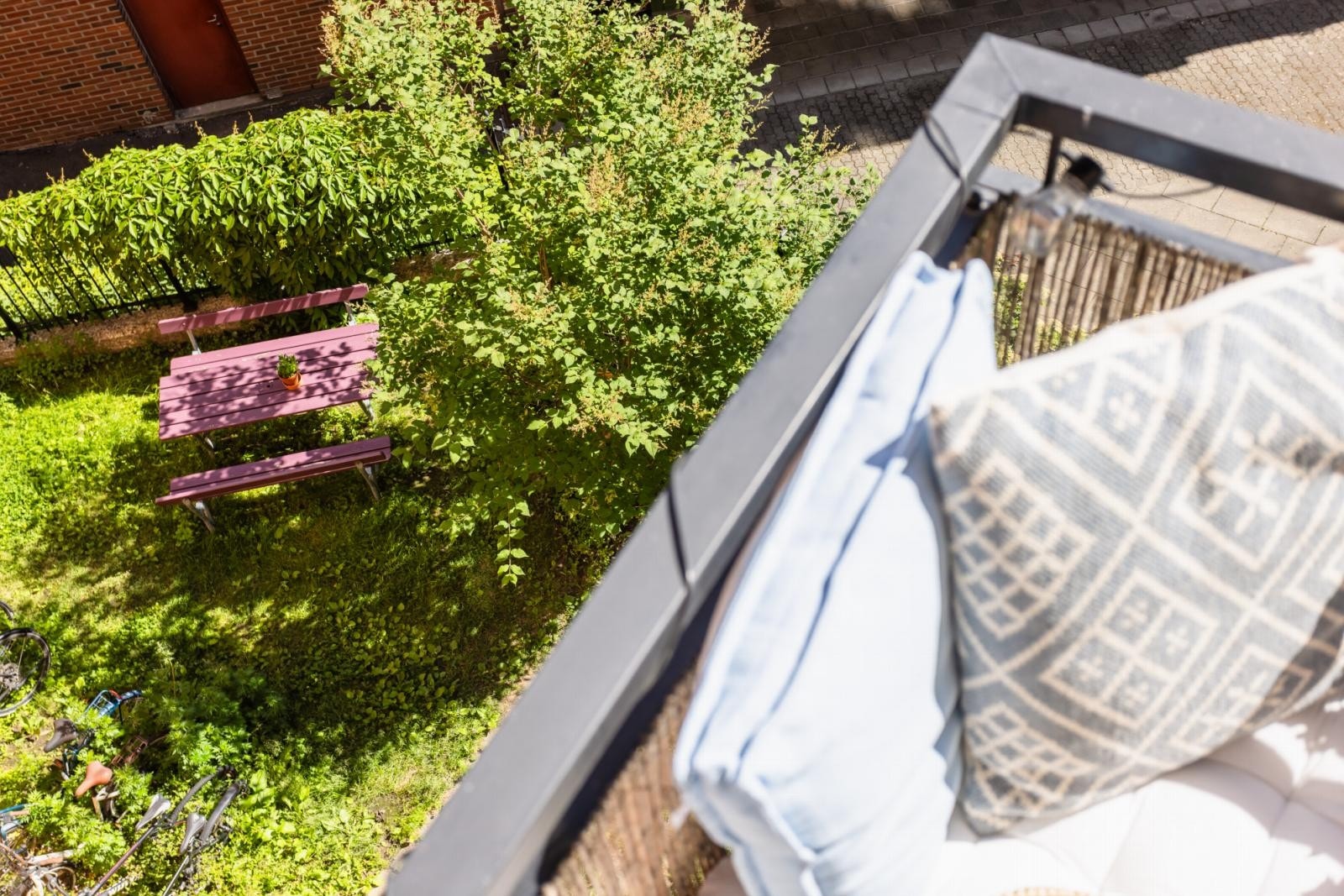 Utsyn mot bakgård fra balkongen. Galleribilde
