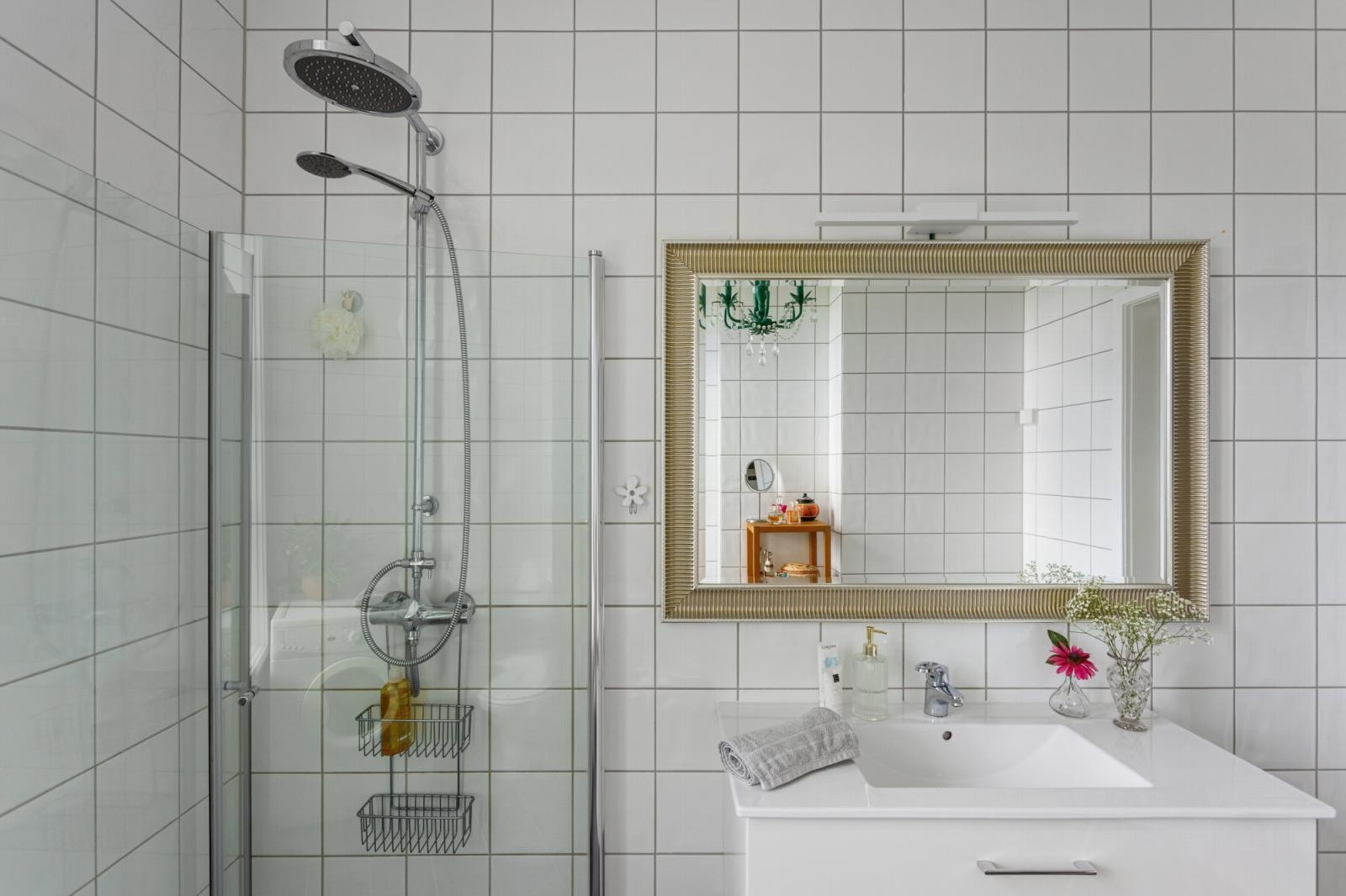Badet har en god planløsning med opplegg for vaskemaskin. Galleribilde
