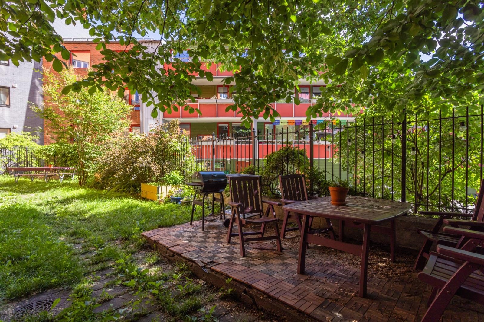 Hyggelig bakgård med plen, sittegrupper og grill. Galleribilde