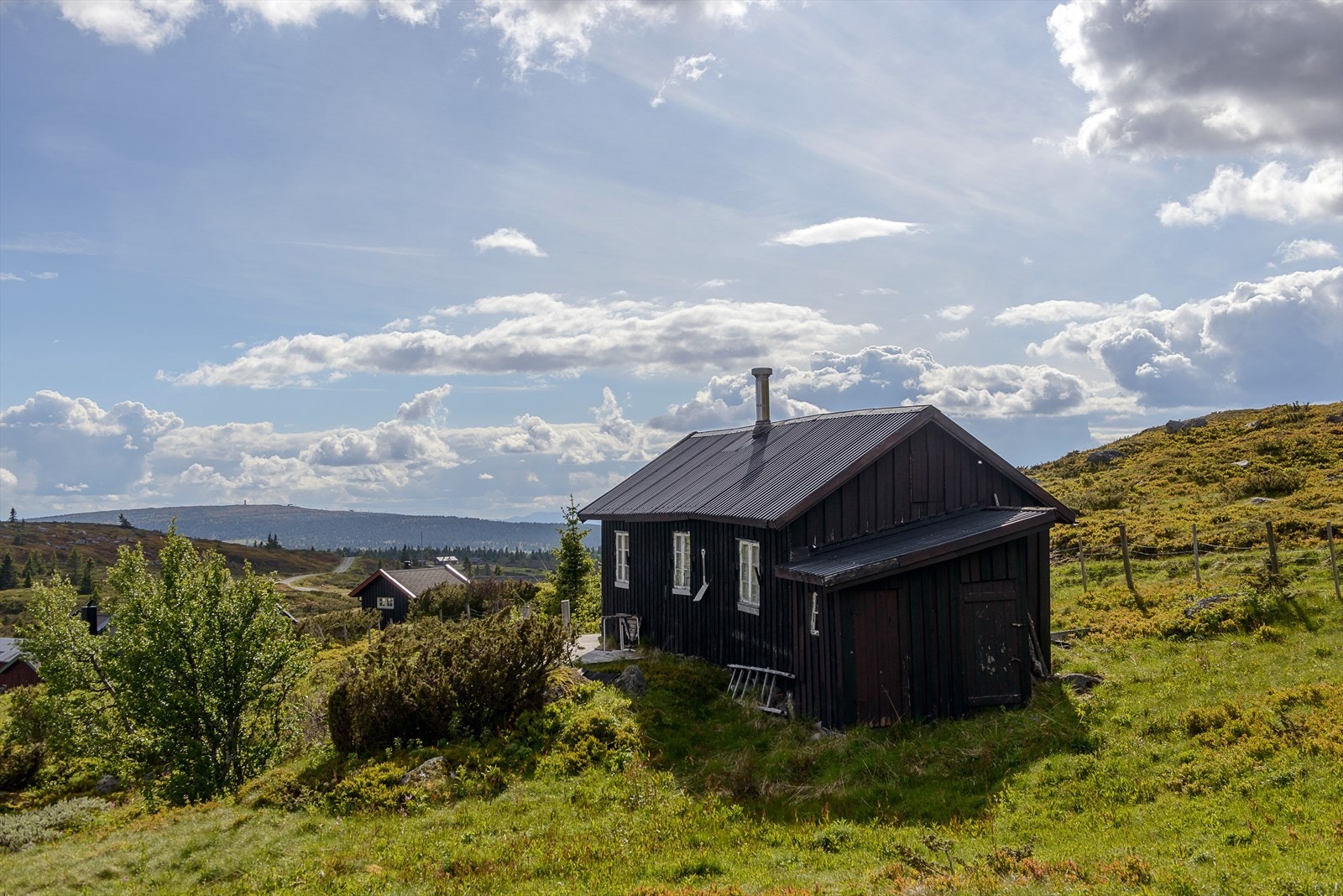 En hytte i fantastiske naturomgivelser. Galleribilde