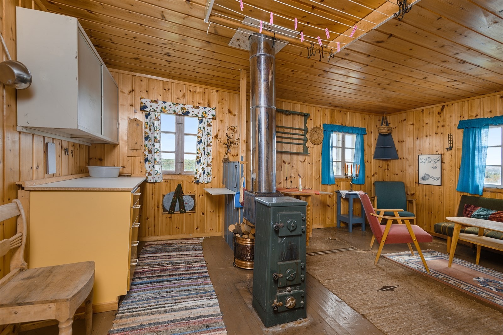 Hytta har et oppholdsrom med stue/kjøkken. Galleribilde