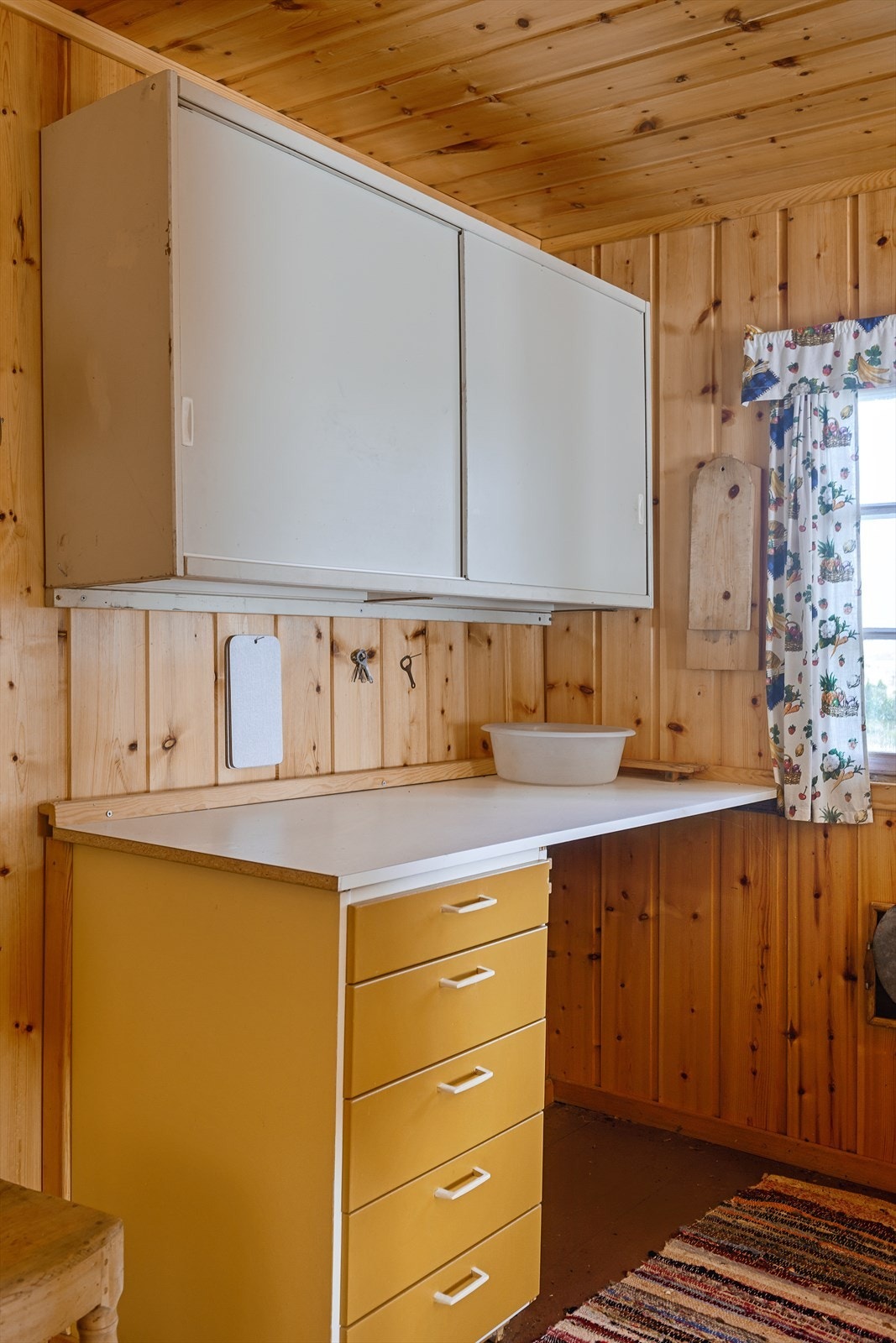 Innredningen med malte glatte fronter og laminat benkeplate. Galleribilde