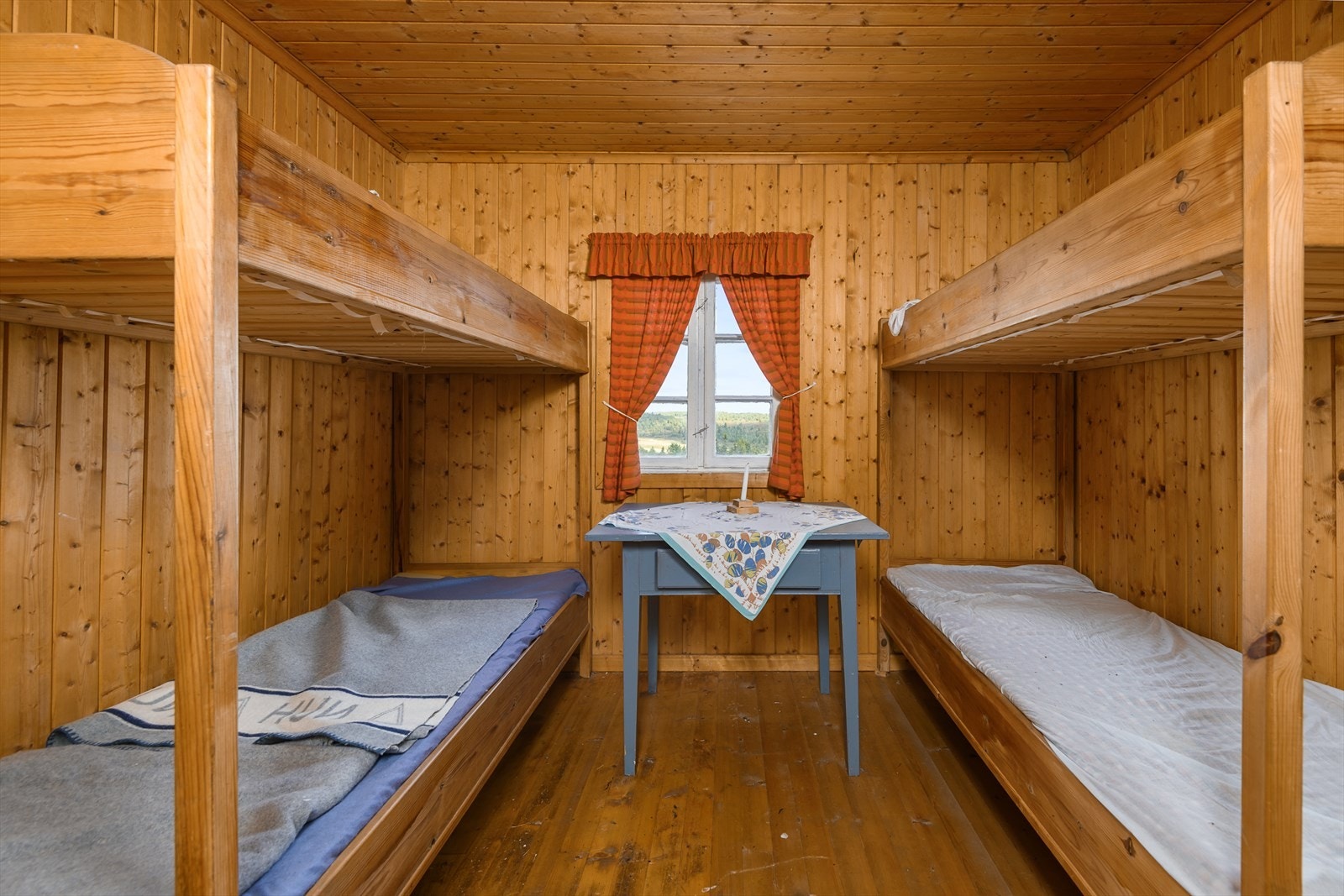 Soverom i tilbygget av hytta. Galleribilde