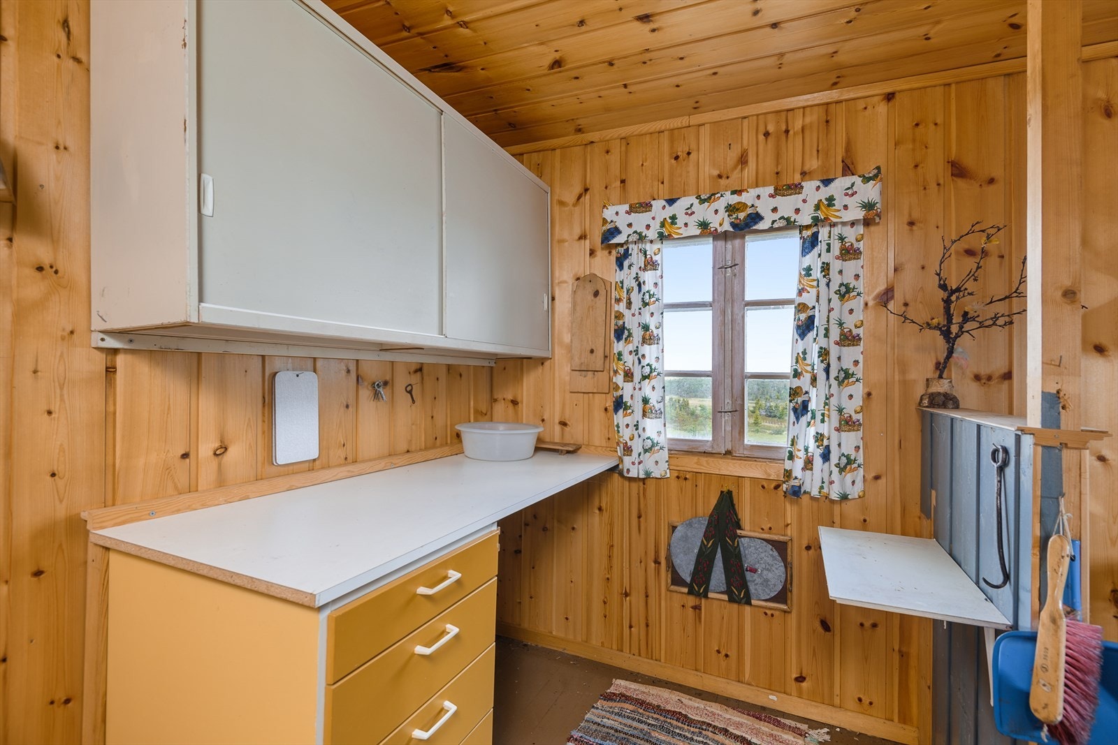 Kjøkken med enkel kjøkkeninnredning. Galleribilde