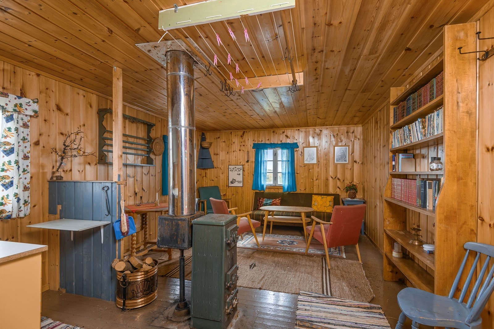 Vedovn i stue/kjøkken for oppvarming Galleribilde