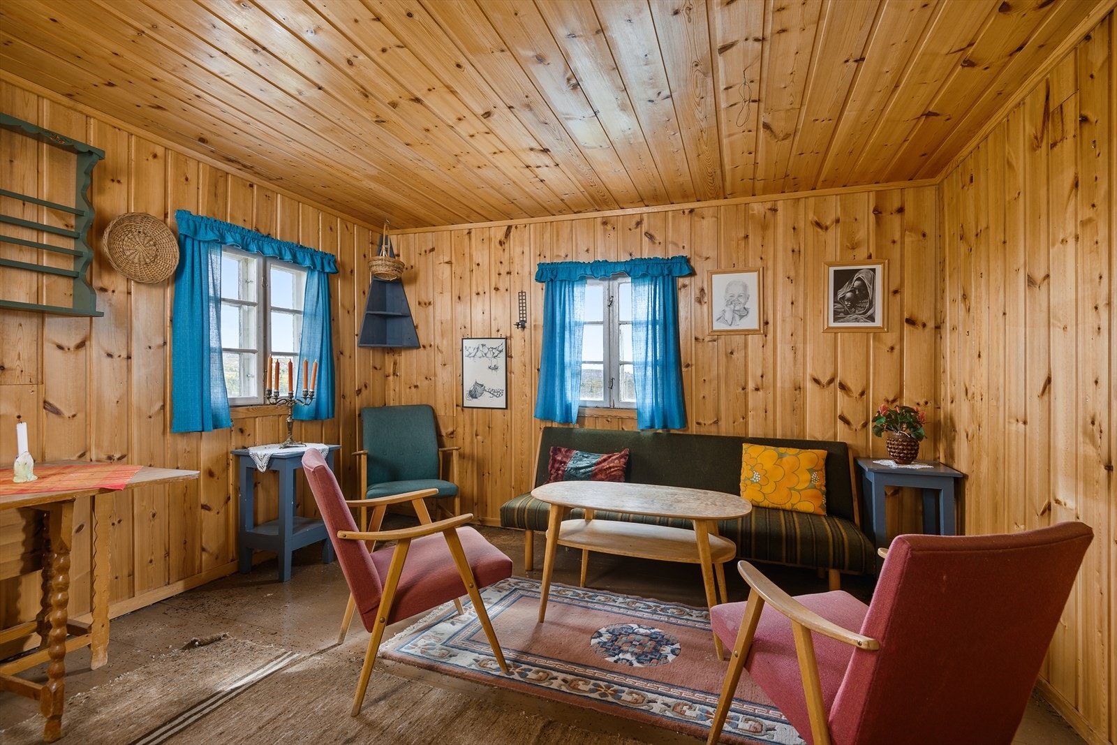 Innvendig er hytta kledd i panel. Galleribilde