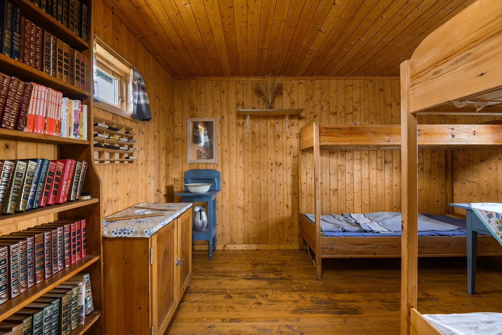 Innredet med to køyesenger. Galleribilde