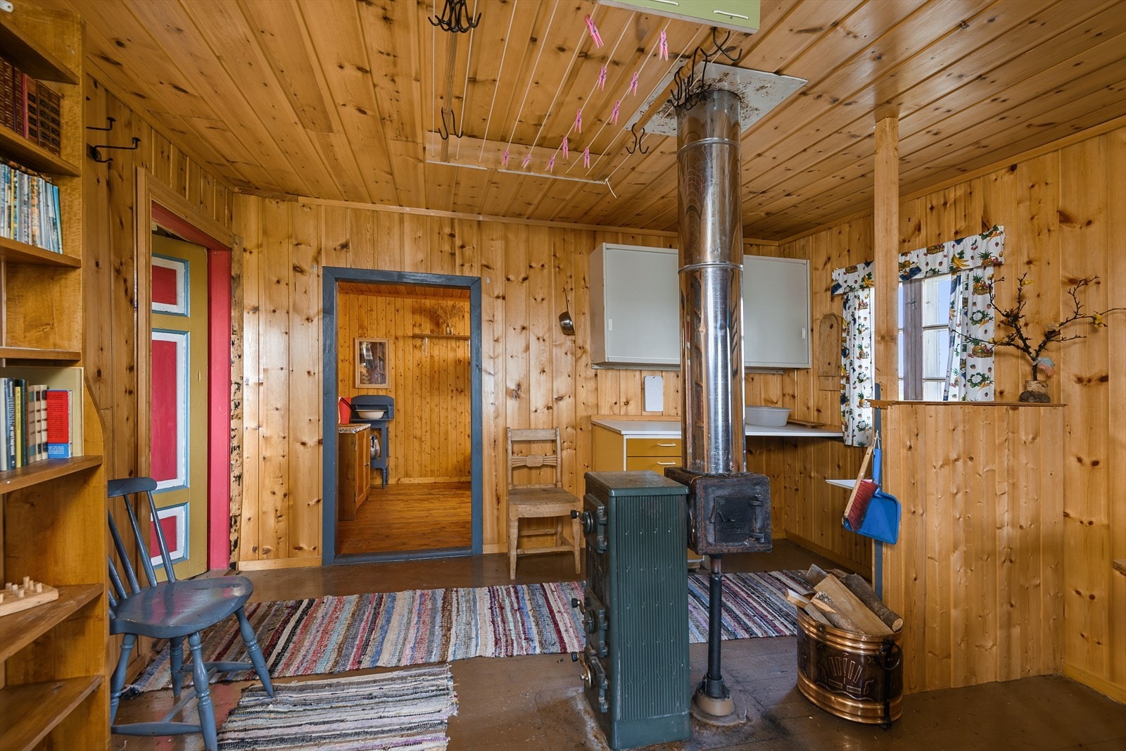 Kjøkken og stue ligger i en åpen løsning. Galleribilde