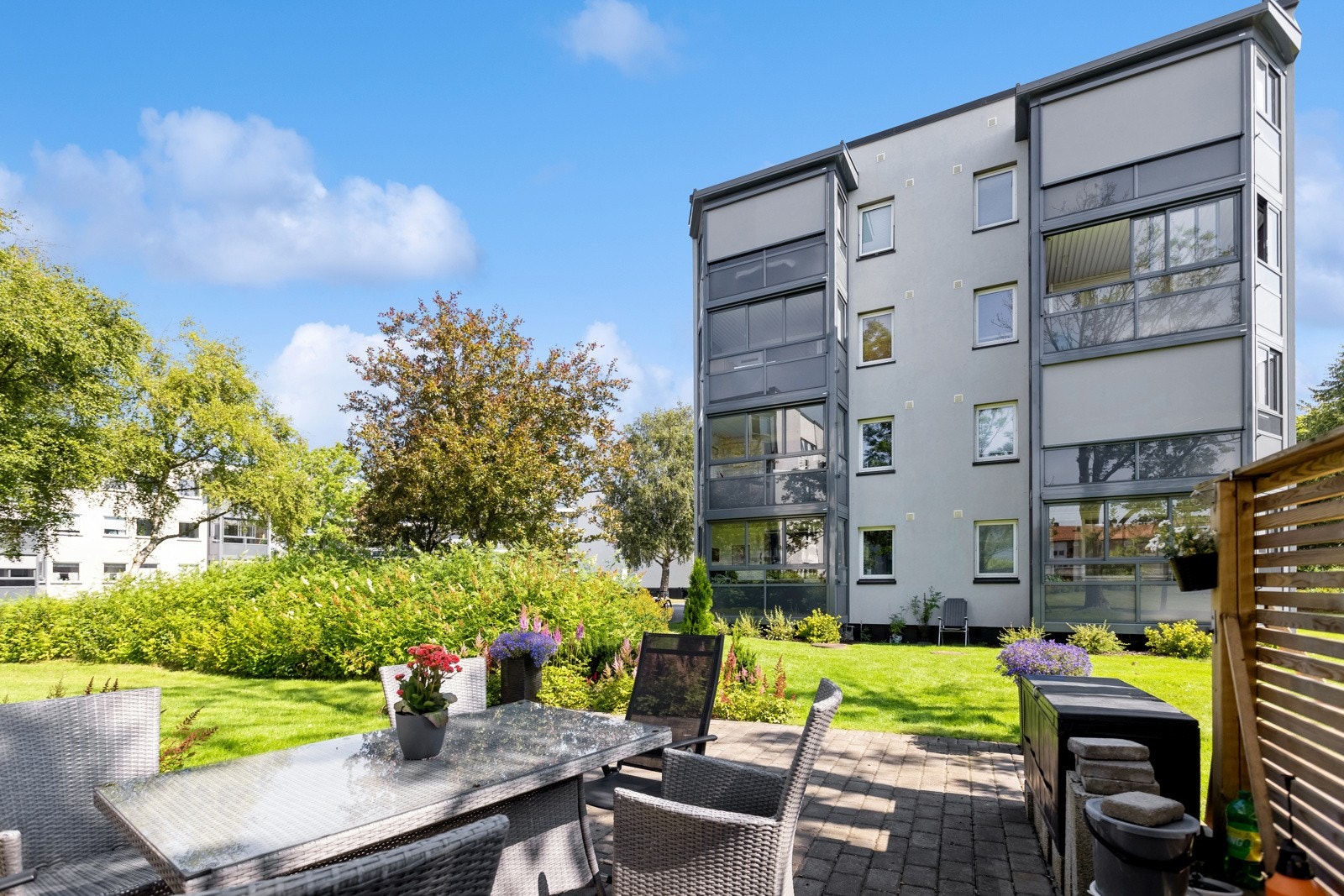 Borettslaget har flere, fine uteplasser Galleribilde