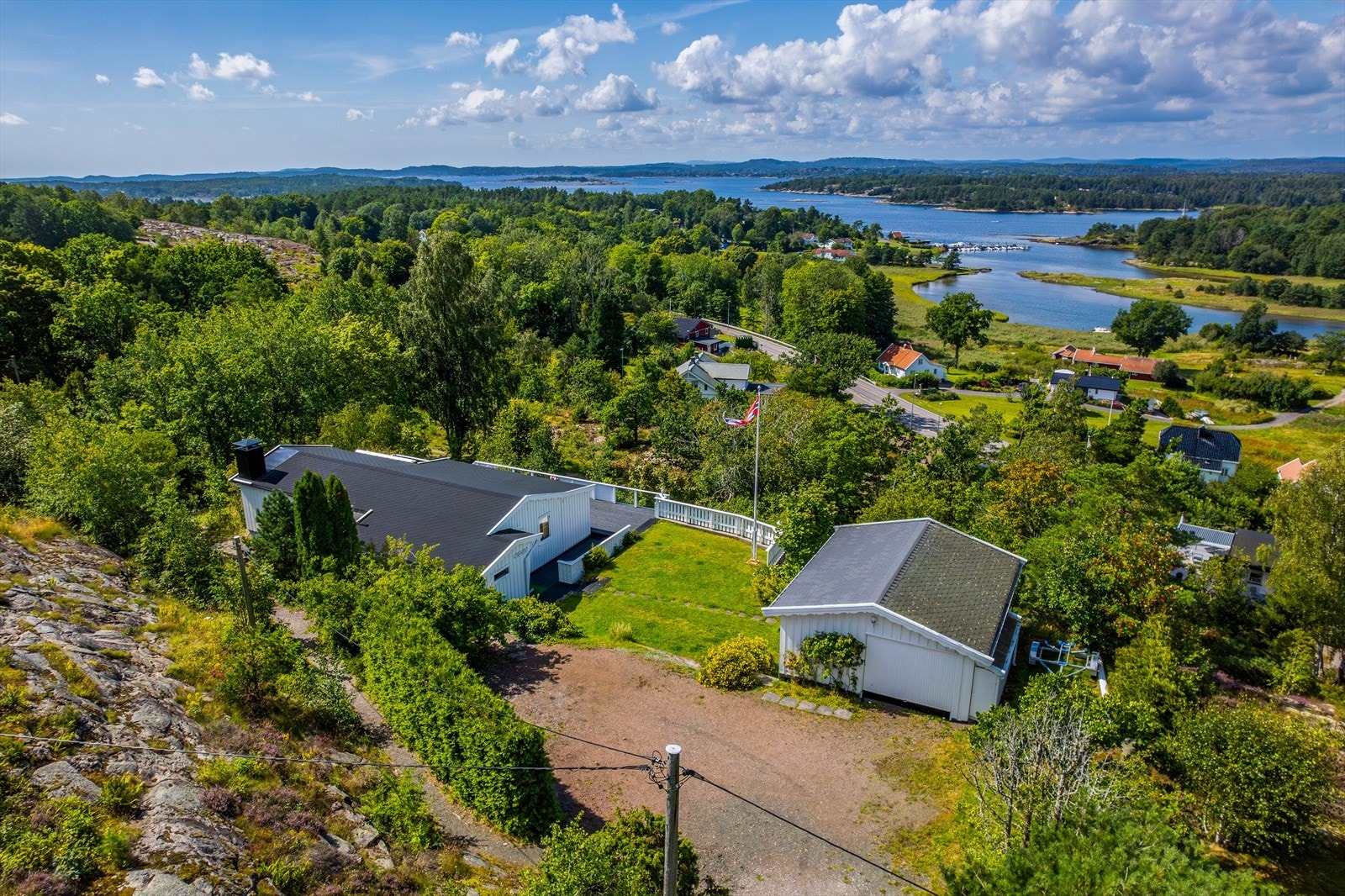 Velkommen til Gjervågveien 110 - en velholdt og koselig hytte i naturskjønne og usjenerte omgivelser. Galleribilde
