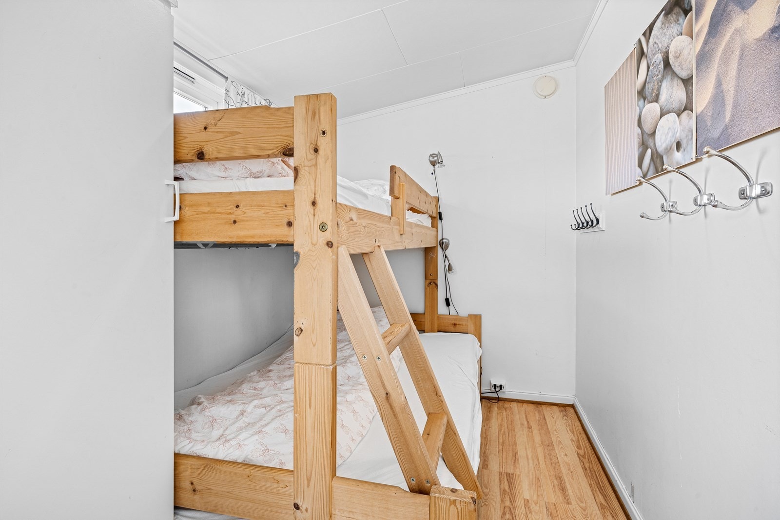 Det minste soverommet har garderobeskap og plass til familiekøye. Galleribilde