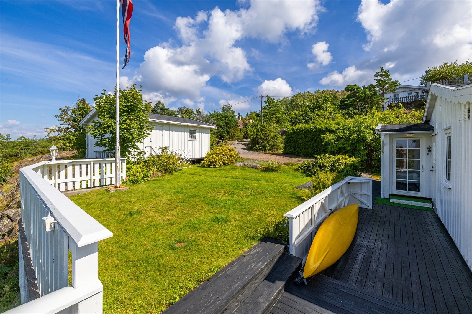 Det er rikelig med boltreplass for liten og stor på tomten. Galleribilde