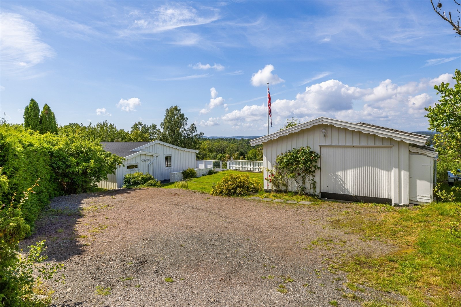 Det er parkering i en frittliggende garasje og på egen, gruslagt gårdsplass. Galleribilde