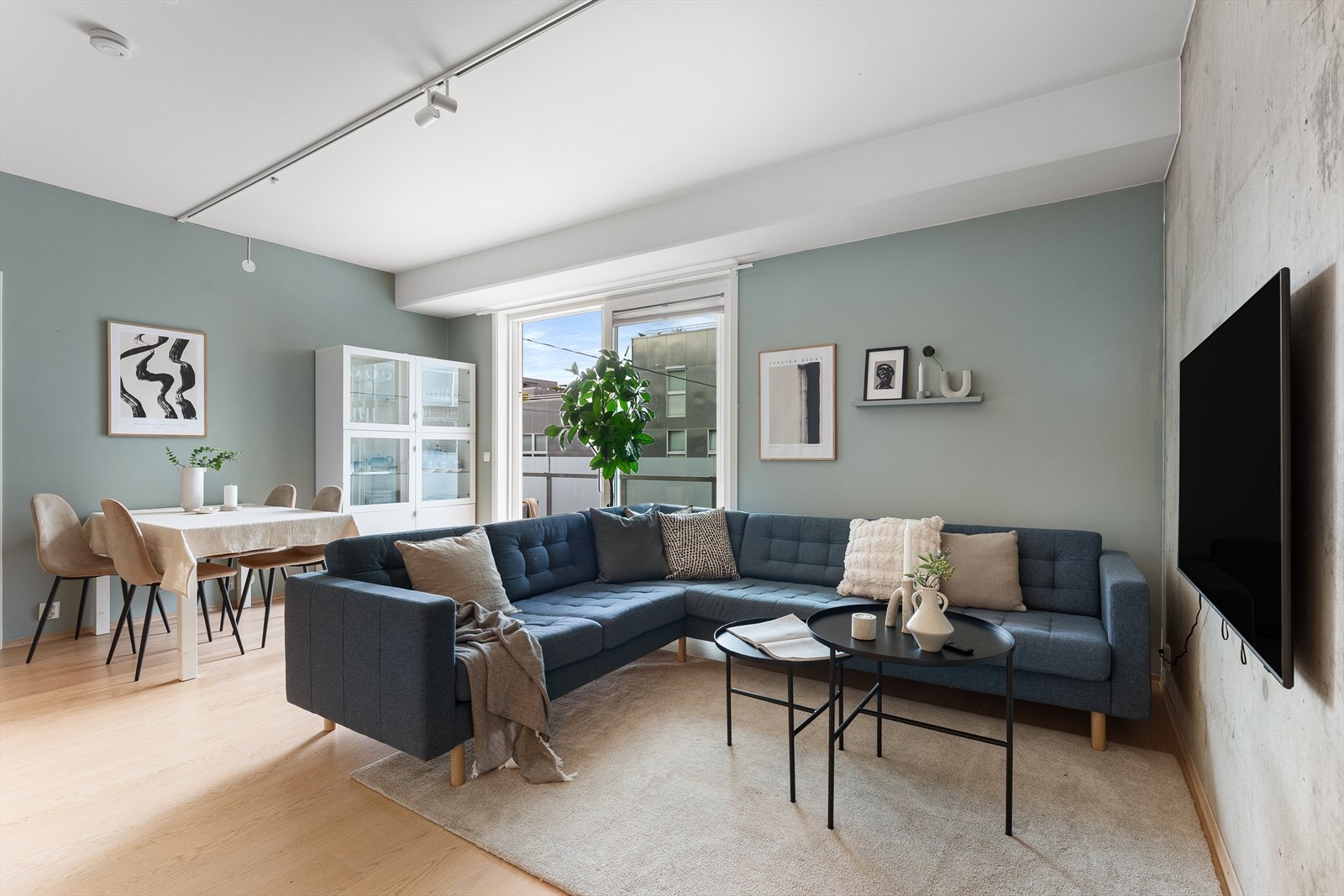 Det er god plass til stor hjørnesofa og et stort spisebord i stuen dersom man ønsker det. Galleribilde