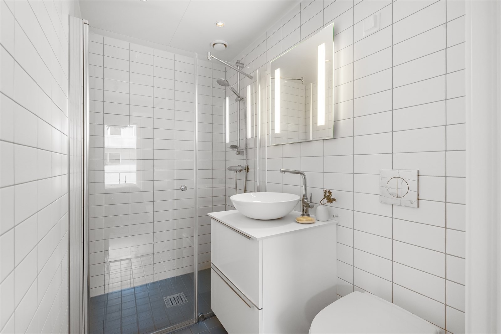 Bad I i tilknytning hovedsoverom. Badet er utstyrt med dusj, servant med underskap og toalett. Galleribilde