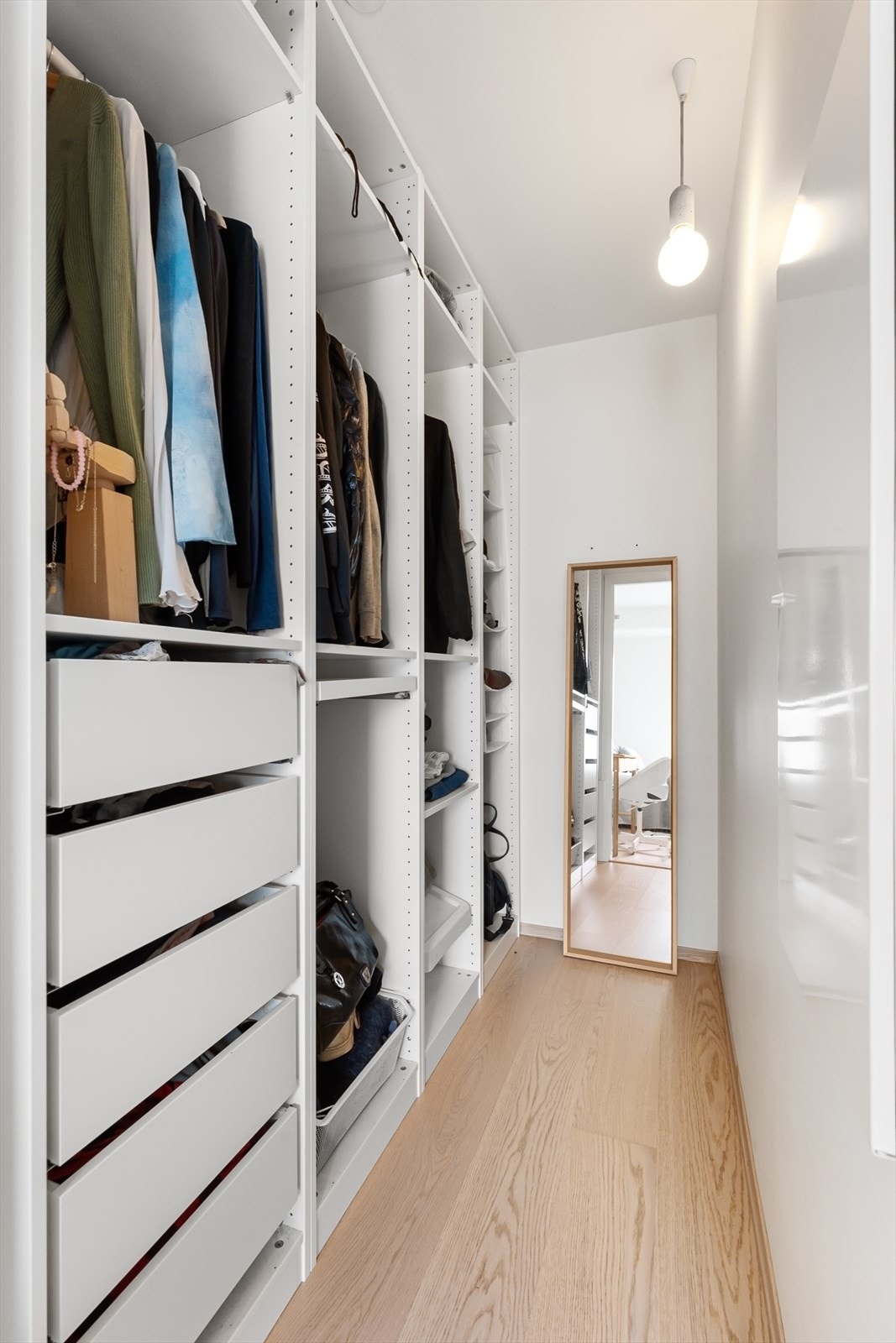 Meget praktisk med walk-in-closet i tilknytning hovedsoverom. Galleribilde