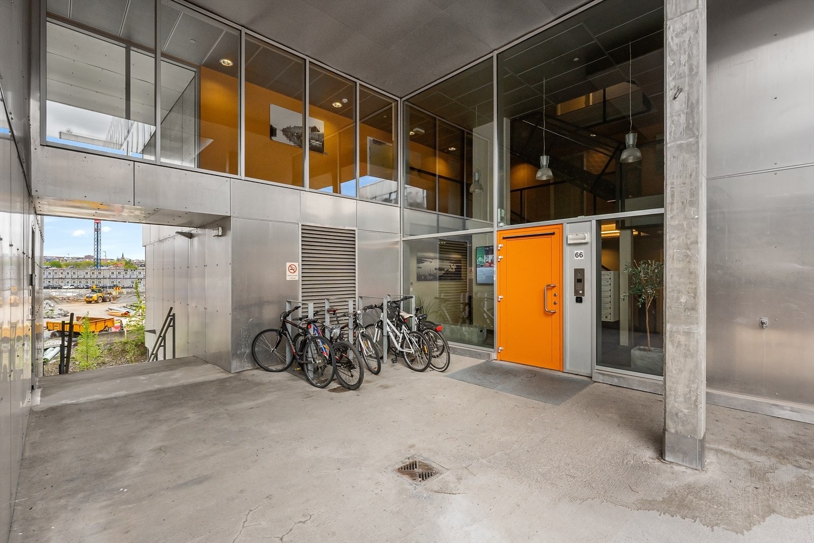 Sykkelstativ utenfor inngangspartiet til bygget. Galleribilde