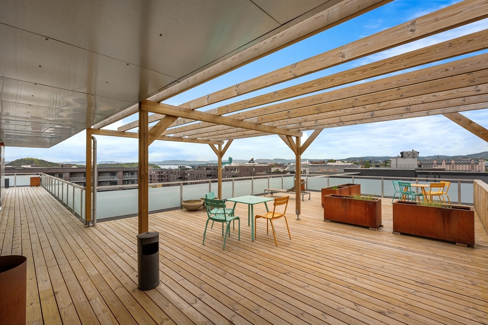 Det er flere utemøbler og solsenger på takterrassen. Galleribilde