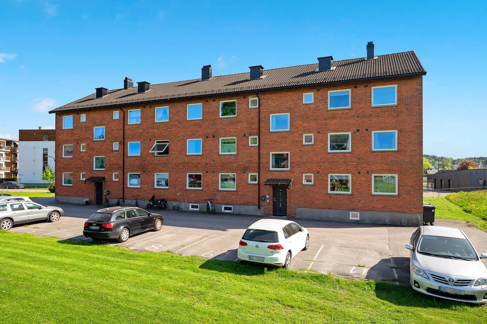 Renhold av fellesarealer, plenklipp og brøyting/strøing er satt bort. Galleribilde