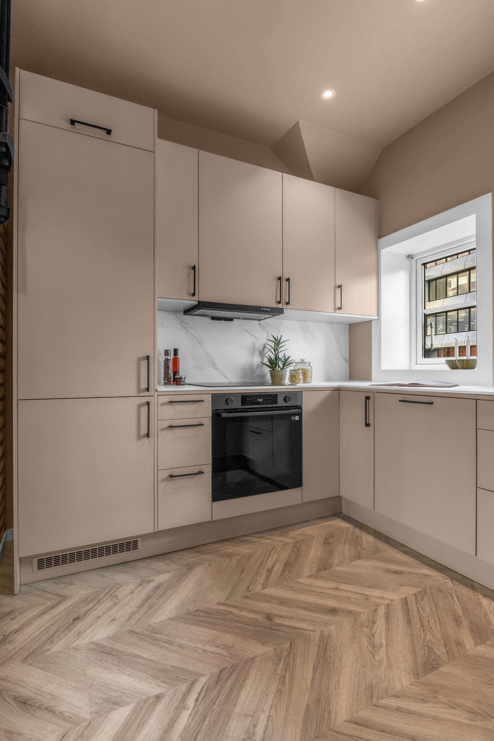 Med platetopp, oppvaskmaskin, stekeovn og kombi kjøl/frys, tilrettelegger kjøkkenet for effektiv matlaging og sosiale anledninger. Galleribilde