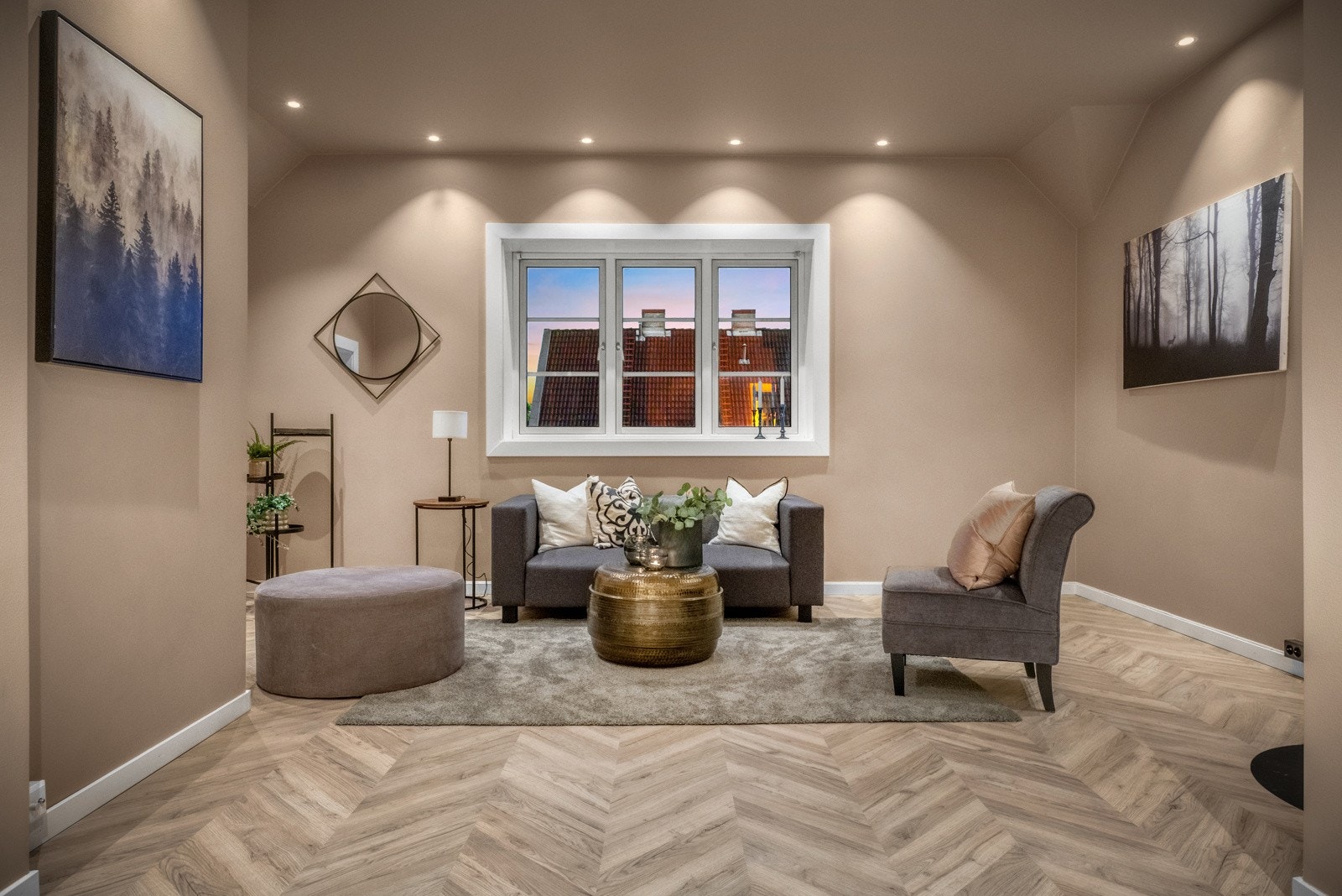 Rommet er utstyrt med downlights som sørger for jevn og god belysning etter mørkets frembrudd. Galleribilde