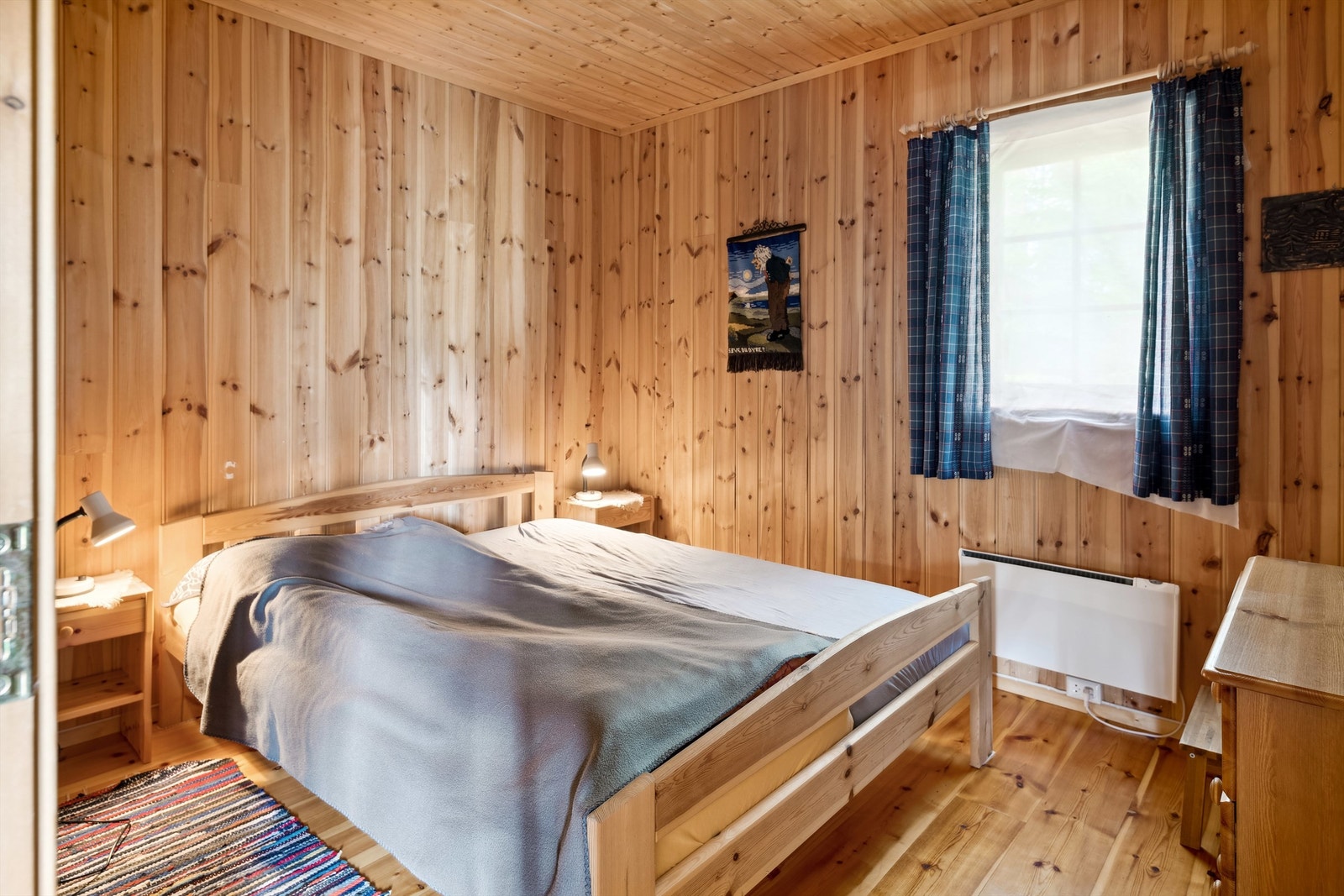 Hytta har to soverom - hovedsoverom med god plass til dobbeltseng. Galleribilde