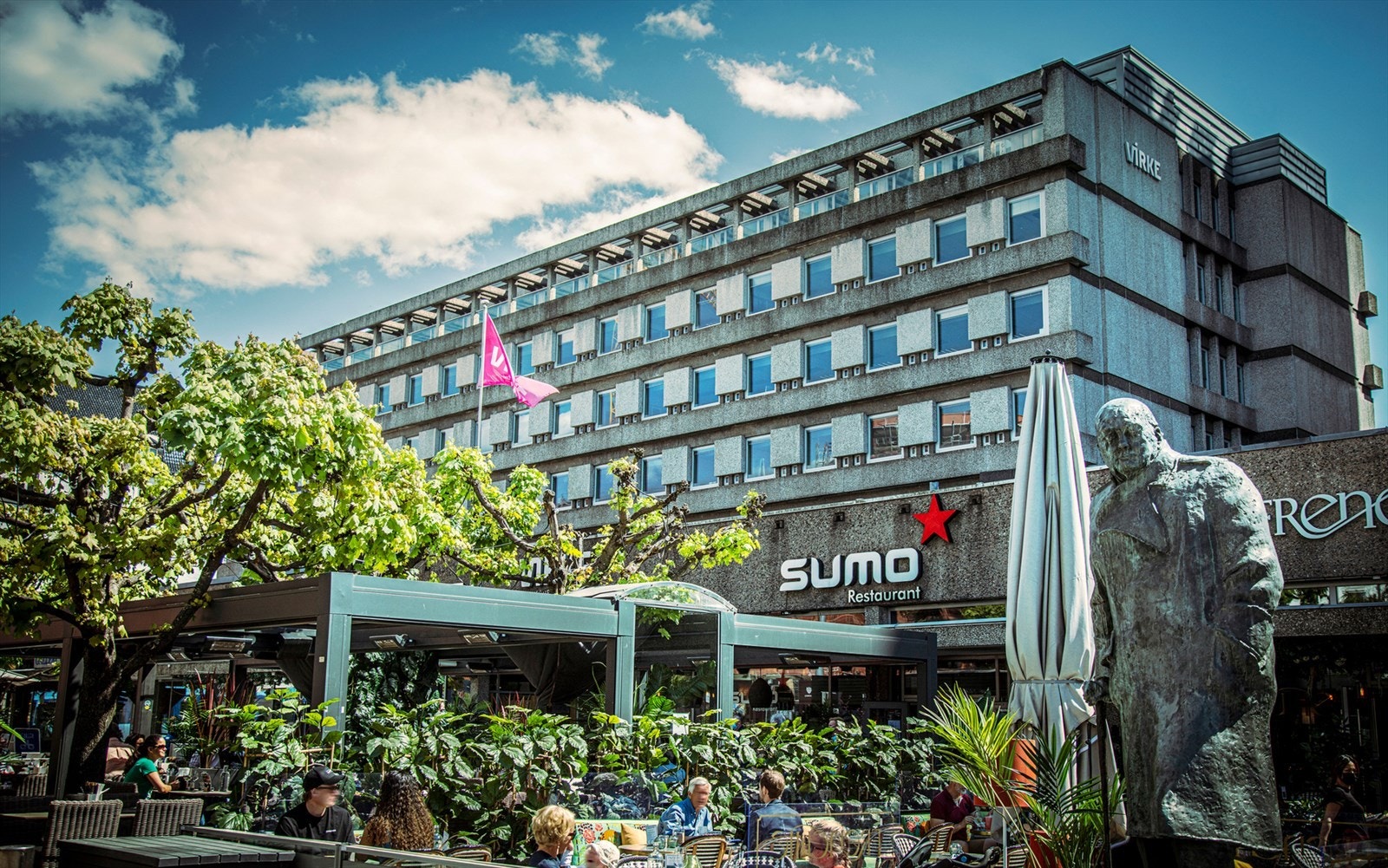 Solli Plass ligger bare et minutters spasertur unna leiligheten. Galleribilde