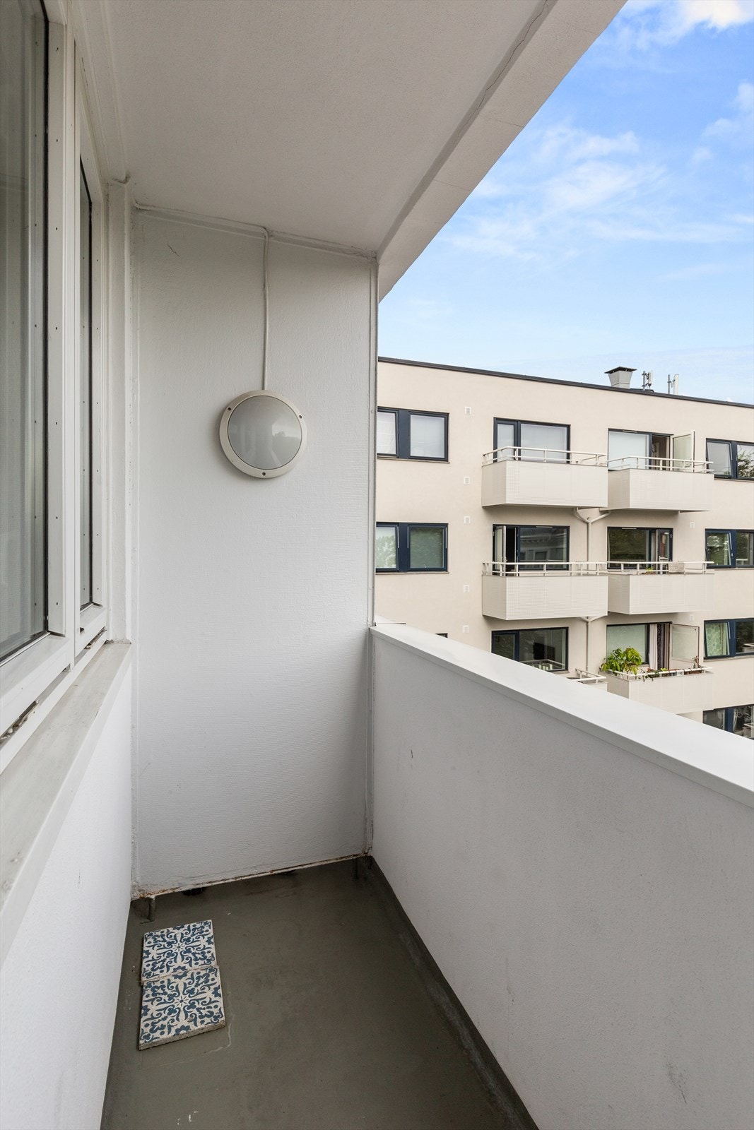 Attraktiv 2-roms i funkisgård på populære Frogner. Leiligheten ligger høyt og usjenert til i byggets 6.etasje med heisadkomst, solrik balkong, store vindusflater og generøs takhøyde på 2,65m. Galleribilde