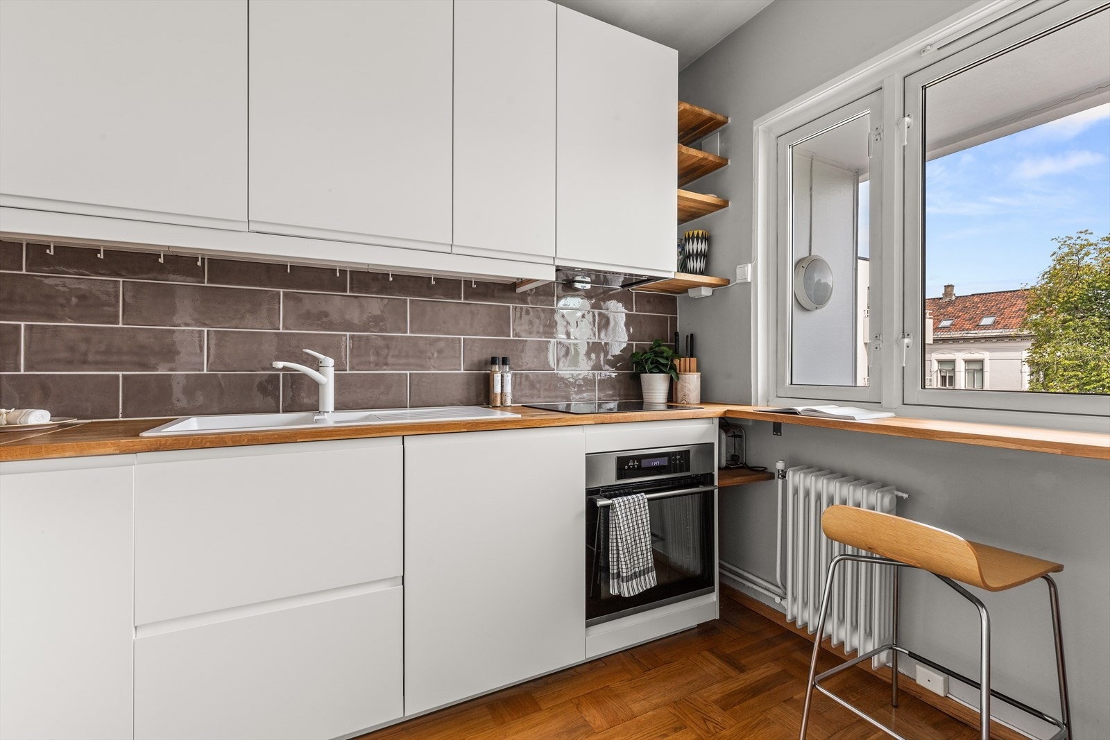 Kjøkkenet har godt med benke- og skapplass, integrerte hvitevarer og god romfølelse. Samt hyggelig spisesone. Galleribilde