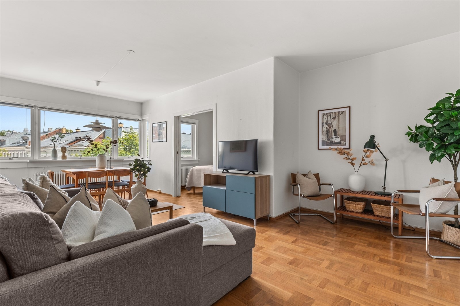 Stort oppholdsrom, stuen og spisestuen har god plass til sittegruppe og stort spisebord, perfekt for sosiale sammenkomster. Galleribilde