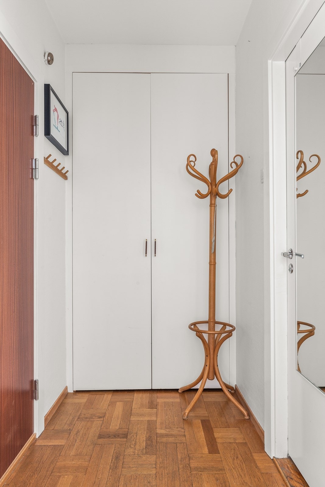 Entre med innebygget garderobe. Galleribilde