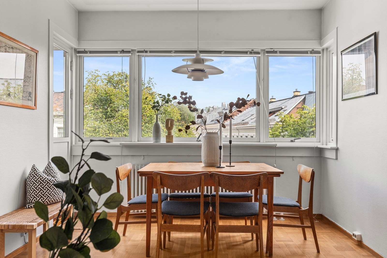 Attraktiv 2-roms - Solrik balkong 2kvm - Høyt og usjenert i 6 etg - Heis - Felles takterrasse - Fyring & v.vann inkl. Galleribilde