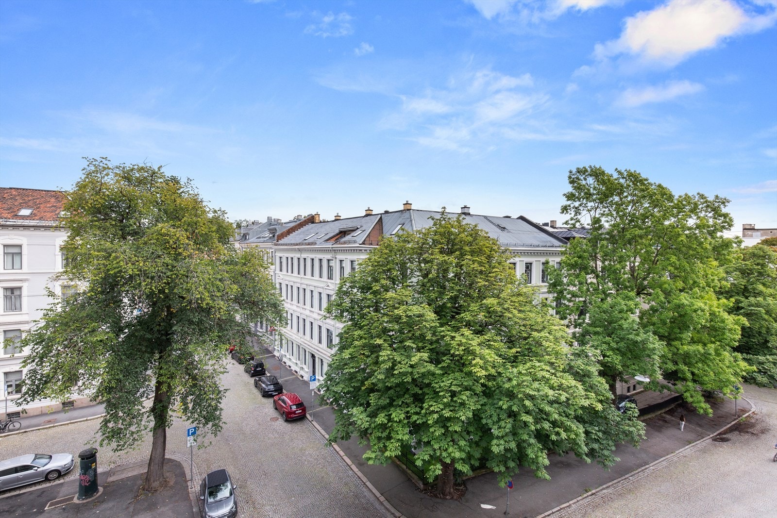 Lettvint sted å bo, beliggende i rolig brostensbelagt sidegate, med frodige kastanjetrær. Bør oppleves, her vil du kunne trives. Galleribilde