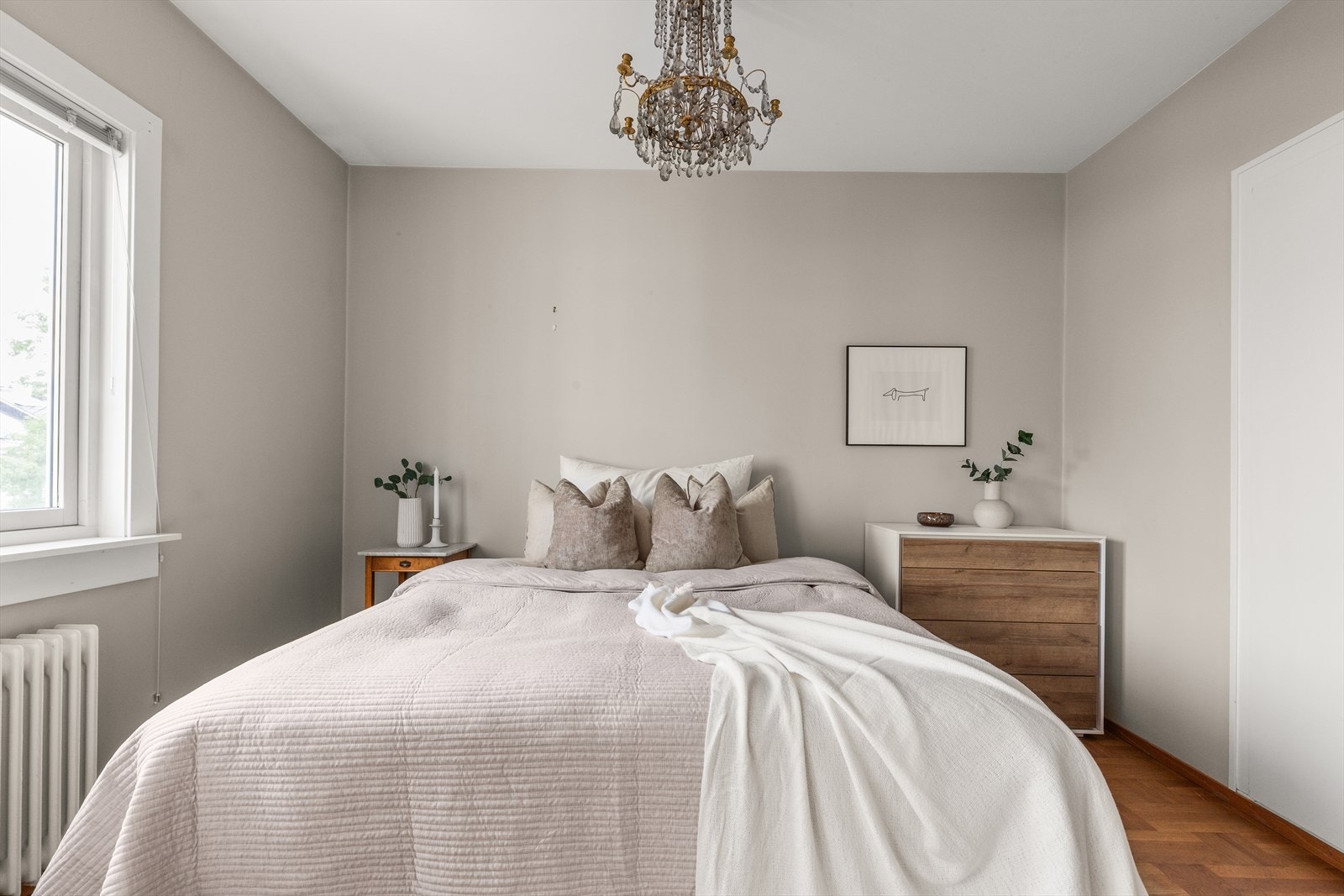 Romslig og innbydende soverom med god plass til dobbeltseng, garderober og tilhørende møblement. Galleribilde