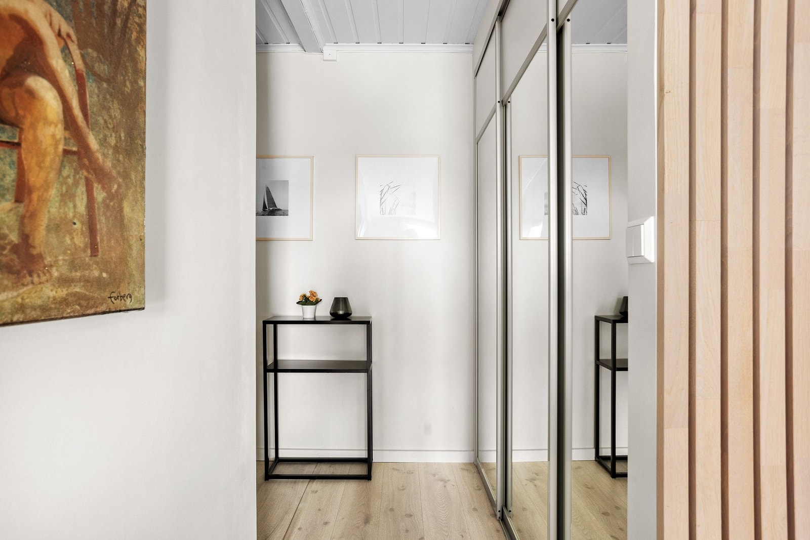 I entréen får du en stor skyvedørsgarderobe med speil, i tillegg til et praktisk kott gir godt med oppbevaringsplass. Galleribilde