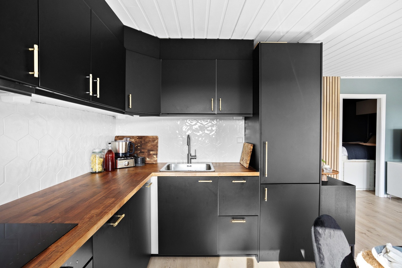 Alle hvitevarene medfølger. Kjøkkenet har også integrert vaskemaskin. Galleribilde