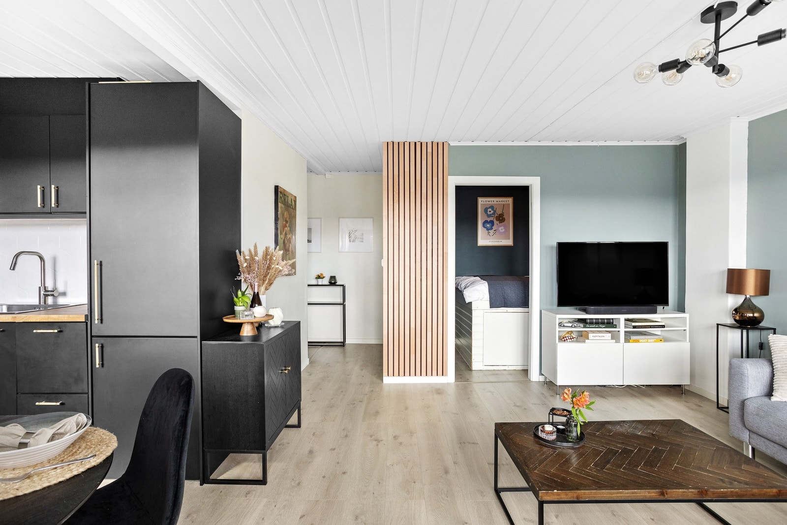 Kjøkkenet er godt utnyttet og har mye skap- og benkeplass. Galleribilde