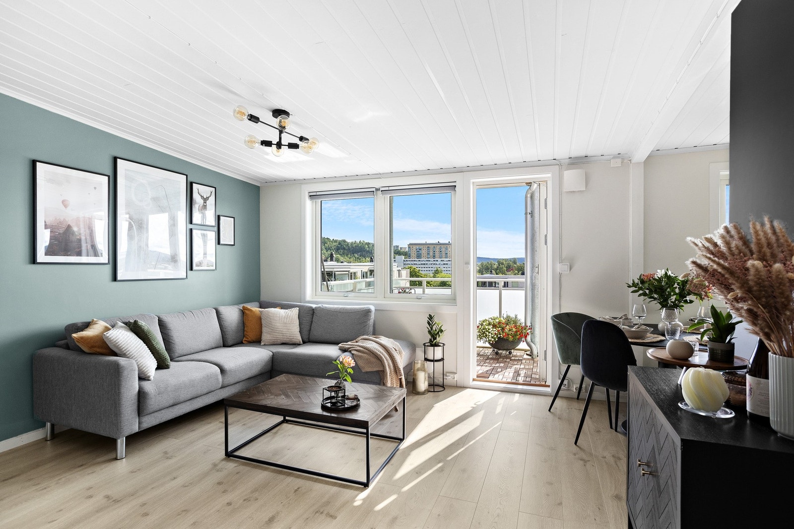 Godt utnyttet planløsning gir plass til både stor hjørnesofa og mediemøblement. Galleribilde