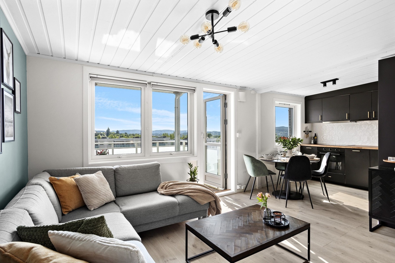 Innvendig får du en åpen stue- og kjøkkenløsning. Galleribilde