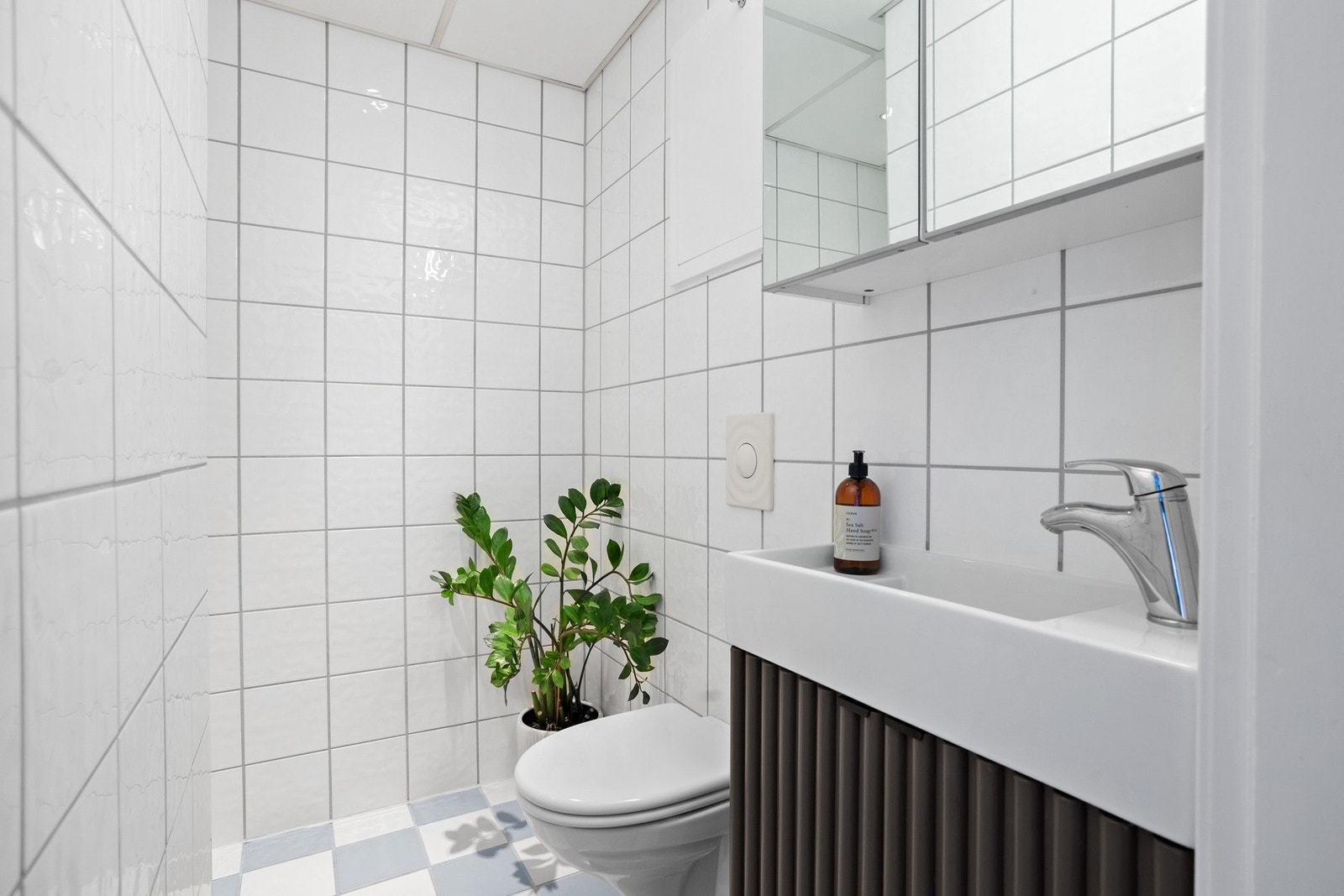 Lyst og pent, flislagt baderom med varme i gulv. Badet ble pusset opp i regi av borettslaget i 2002. Galleribilde