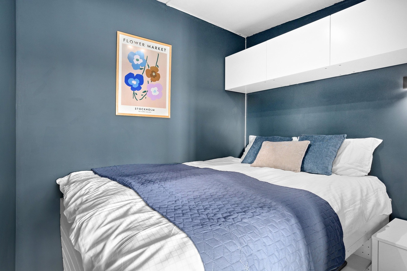 Praktisk sovealkove med plass til dobbeltseng og nattbord. Galleribilde