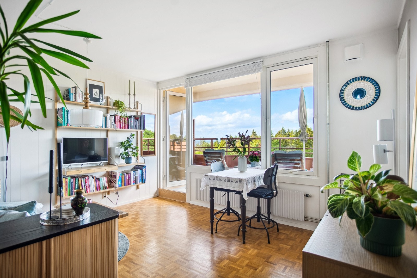 Lys og trivelig stue med utgang til solrik balkong Galleribilde