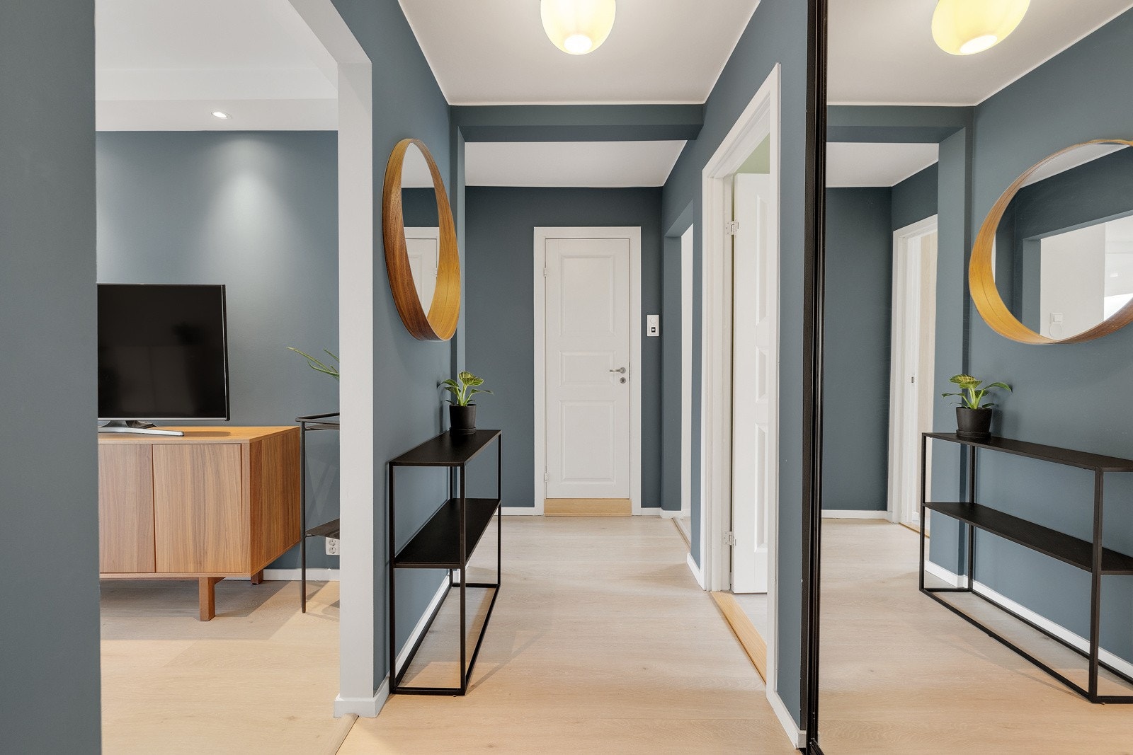 Entre/gang, med skyvedørsgarderobe i speil og god plass til yttertøy, sko etc. Galleribilde
