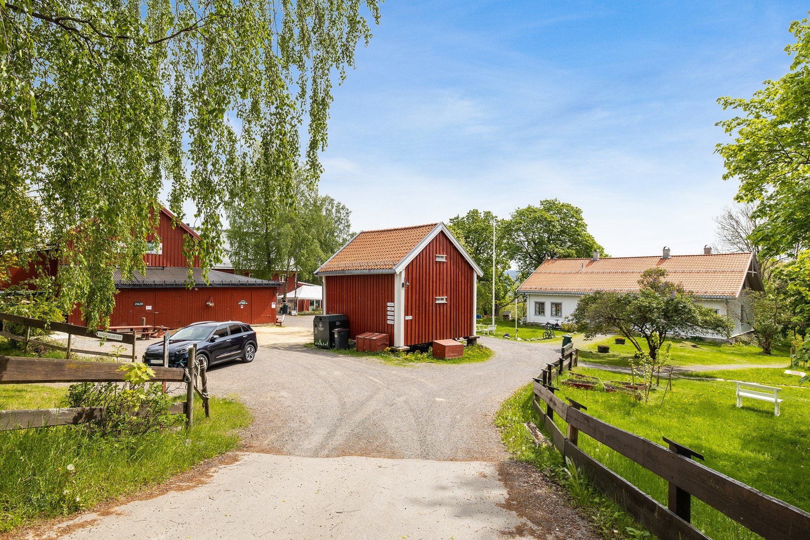 Idylliske Årvoll gård ligger også like ved borettslaget, her er det diverse arrangementer og flere utleielokaler. Galleribilde