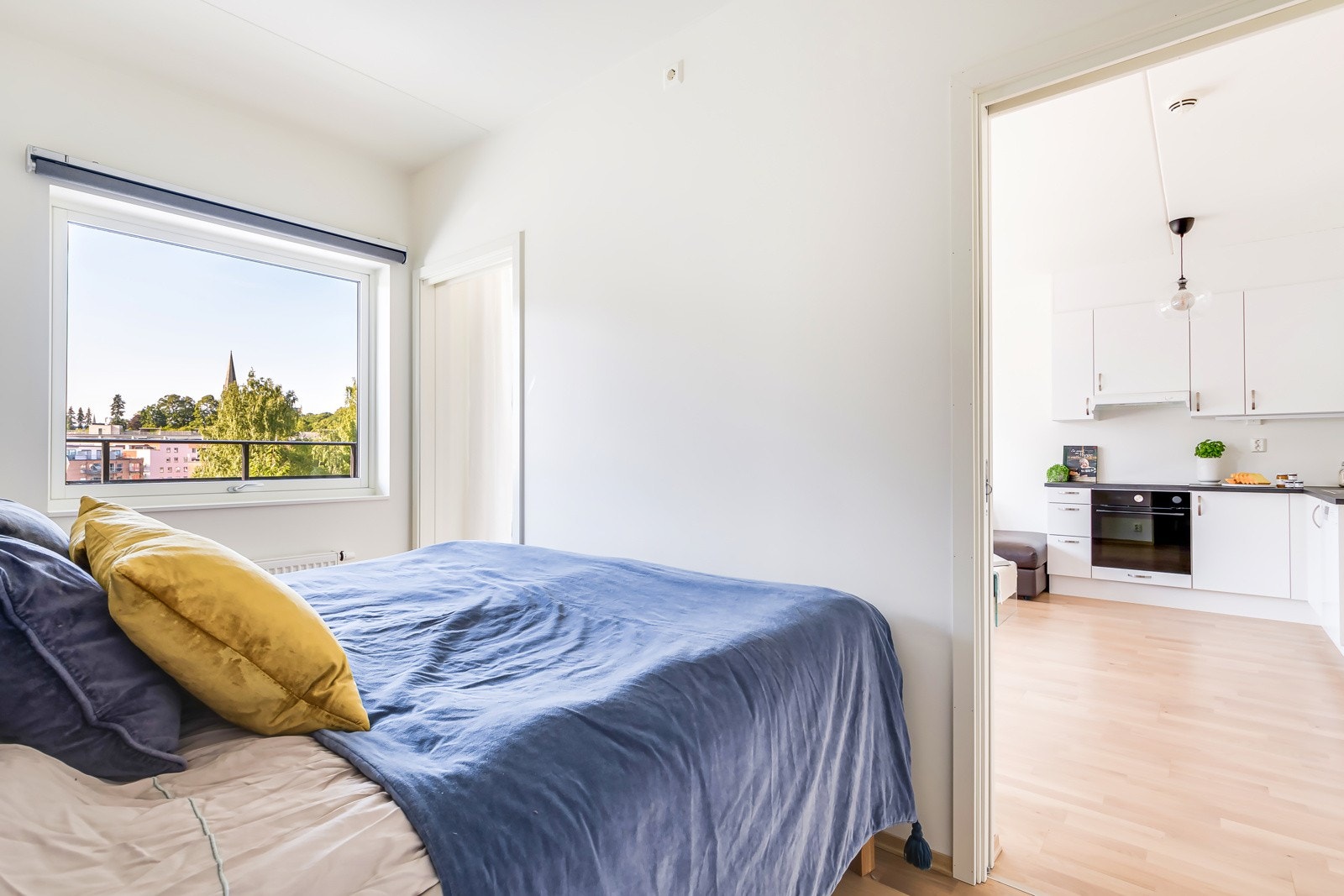 Fra stuen kommer vi inn til soverommet. Det er plassbesparende skyvedører på begge sider. Galleribilde