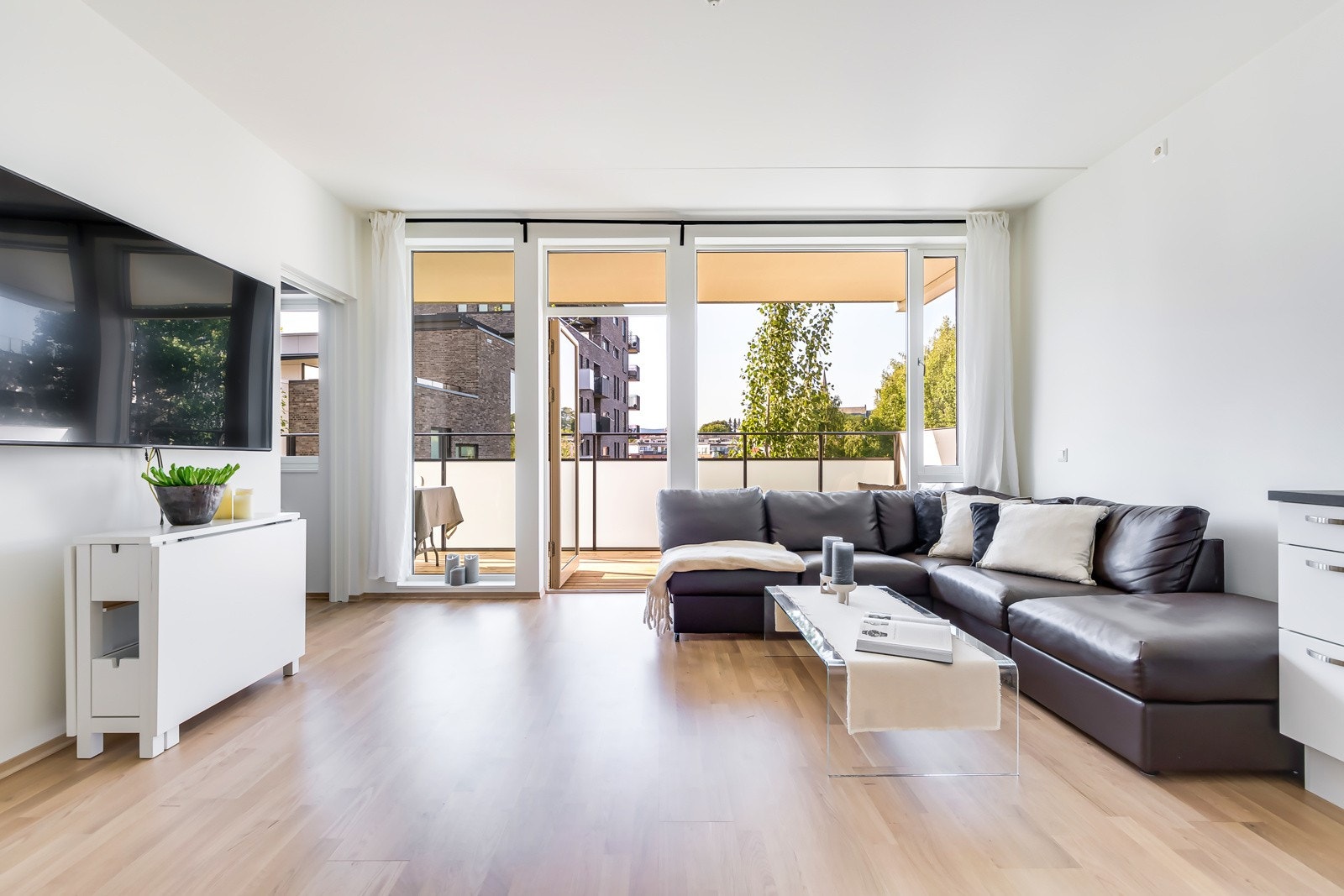 Stuen er romslig med god plass til sofa og spisebord. Galleribilde