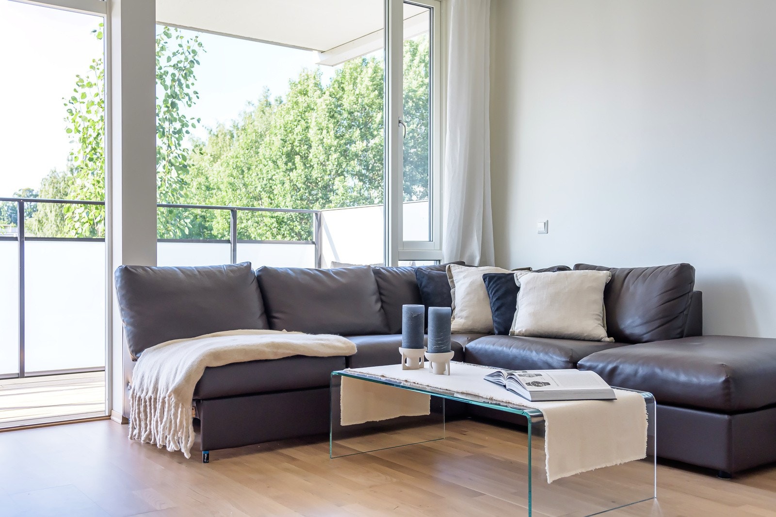 God plass til stor sofa og stuebord. Galleribilde
