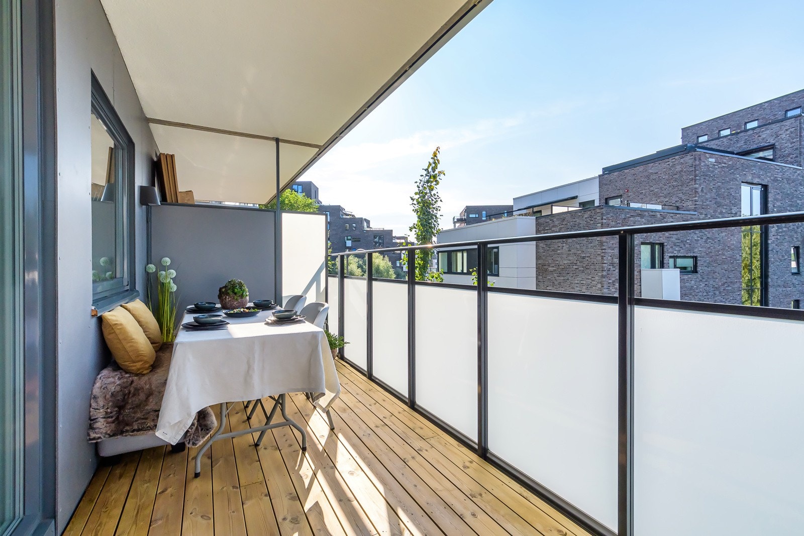 God plass til langbord med plass til gjester. Galleribilde