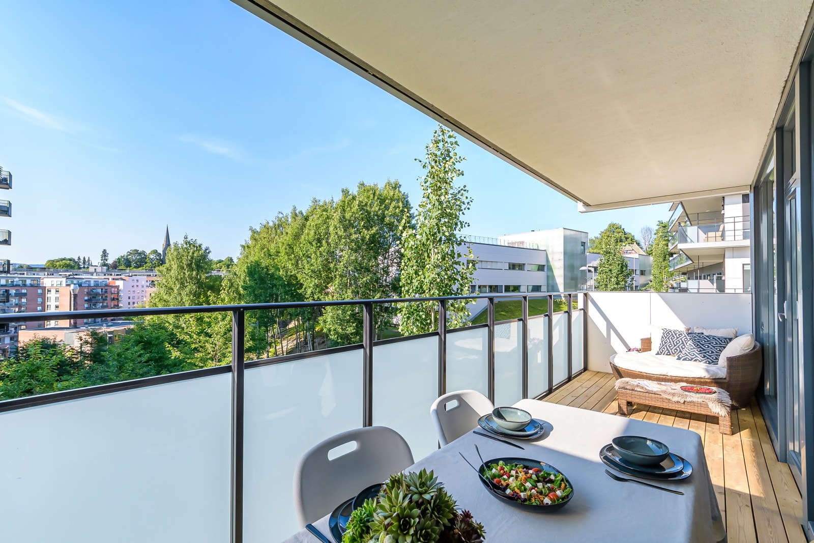 Frostet glass som skjermer for innsyn og gir le mot trekk. Galleribilde